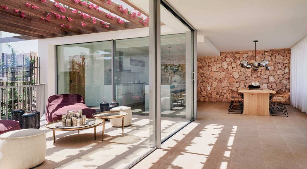 Belleza e inteligencia Una amplia suite principal con vistas al Mediterráneo que hará que descansar en ella sea una experiencia mágica.Ampliar