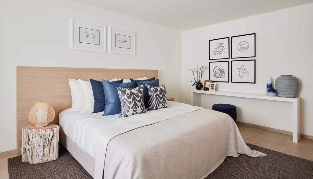 La segunda residencia ideal Con 5 dormitorios distribuidos en 3 plantas, The White Angel Cala Comte es la segunda residencia ideal, tanto para familias numerosas como para aquellos a quienes les encanta tener invitados.Ampliar