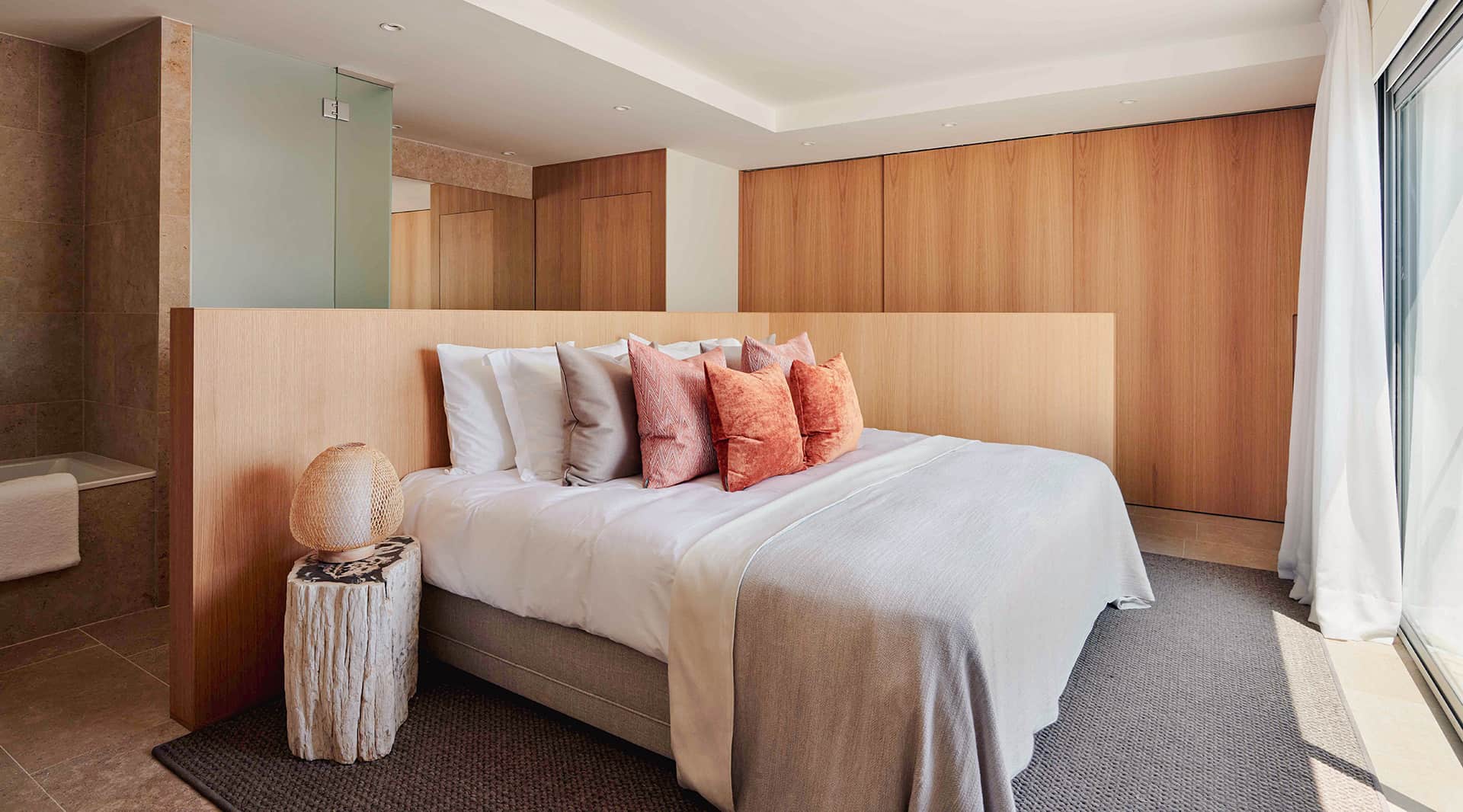 Un lujoso dormitorio principal Comodidad, calidez y conveniencia en cada uno de los espacios reflejan el espíritu de vida ibicenco.Ampliar