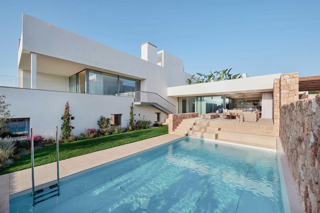 Diseño espacioso, en interiores y exteriores La propiedad cuenta con un espacio interior de 352 m2 construidos, así como terrazas, jardines, 2 piscinas y un sótano de hasta 723 m2.Ampliar