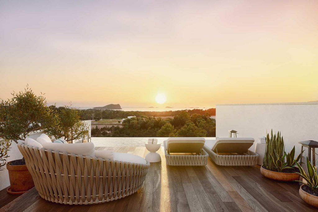 Una azotea privada con las mejores vistas Un espacio único que te permite disfrutar de la mejor puesta de sol en la isla desde el interior de tu propia piscina privada.Ampliar