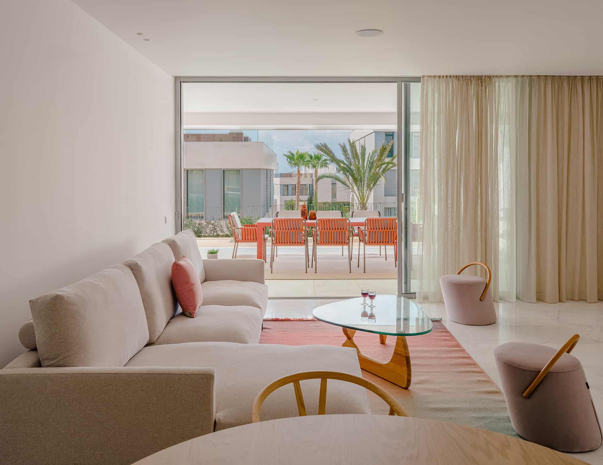 Interiores con esencia mediterránea Comodidad, calidez y conveniencia en cada uno de los espacios reflejan el espíritu de vida ibicenco.Ampliar