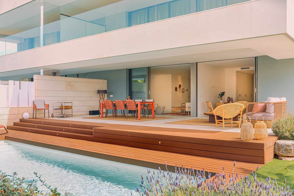Una salida hacia el exterior con usos infinitos. La amplia zona de la piscina combina lo mejor del interior y el exterior sin renunciar a la comodidad y privacidad del hogar. Cada residencia cuenta con espacios amplios y abiertos que se integran perfectamente.Ampliar
