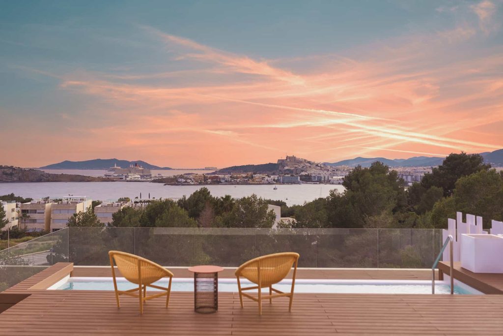 Áticos con terrazas y piscinas Un espacio único que te permite disfrutar de las impresionantes vistas al mar y a Dalt Vila, distribuidas a diferentes alturas, creando así una zona de relajación en la parte superior y una zona de encuentro en la parte inferior.Ampliar