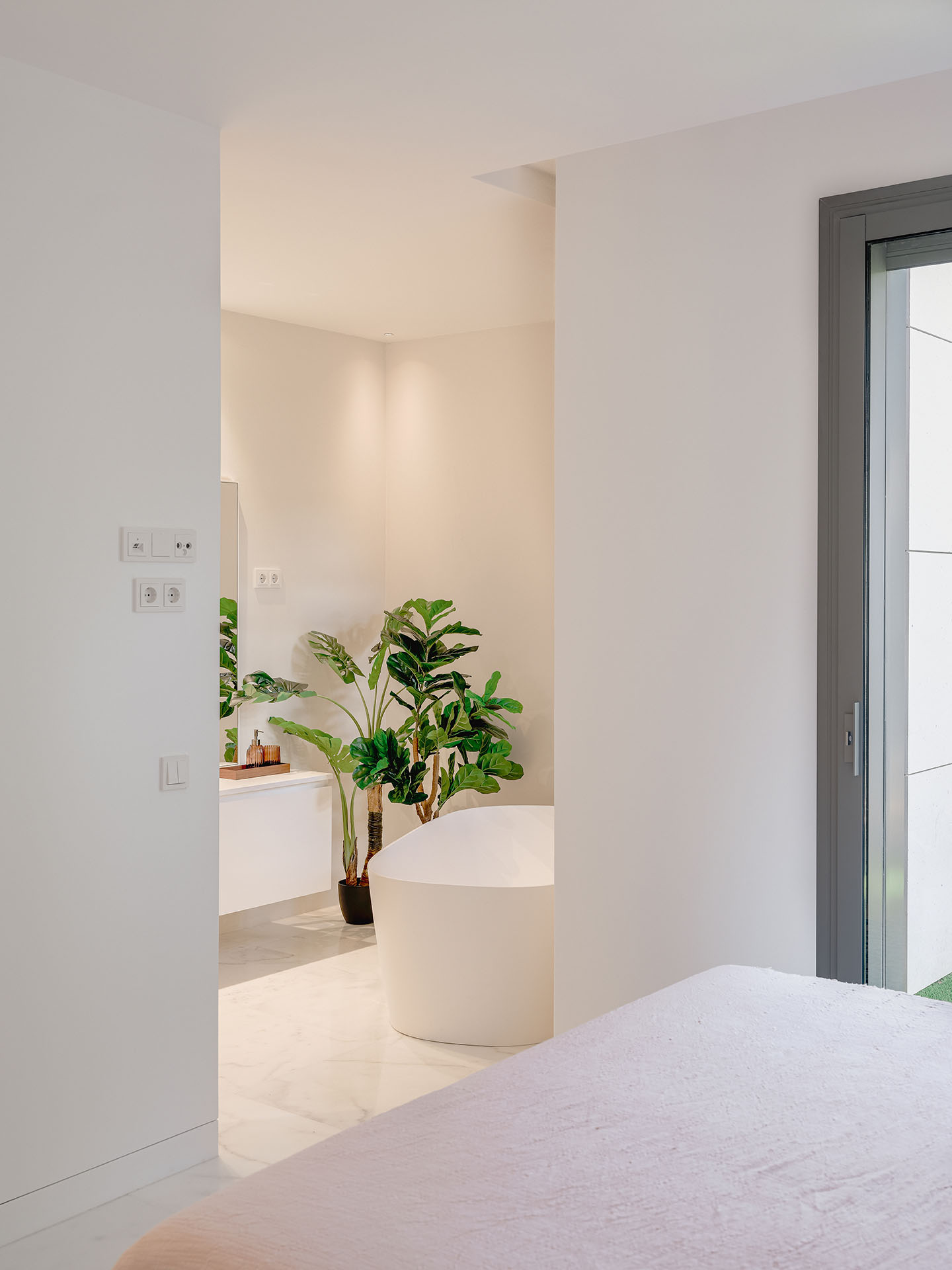 A fully independent space The separate bathroom and the private dressing room are two singular elements of this totally independent space.More